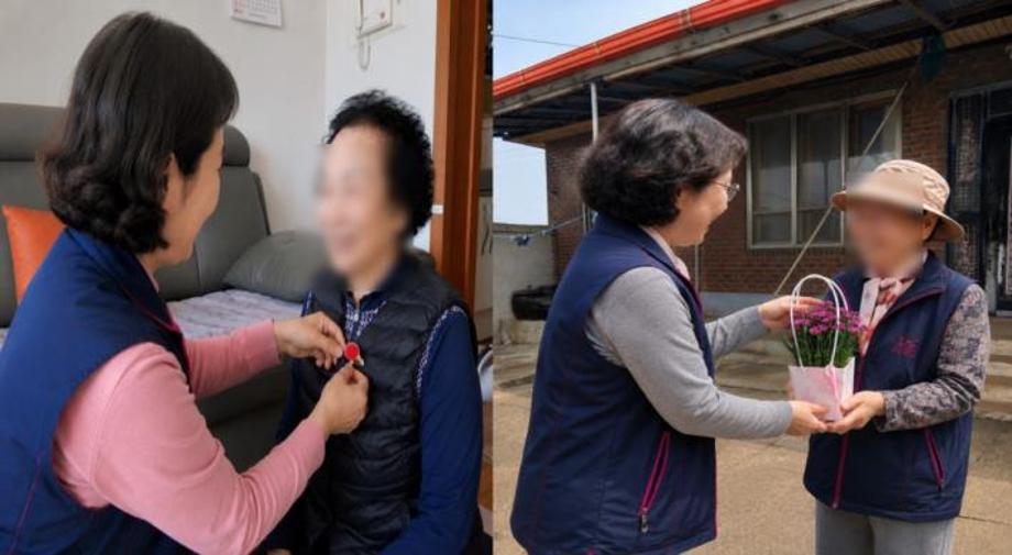 노인맞춤돌봄서비스 대상자 카네이션 전달 모습 이미지