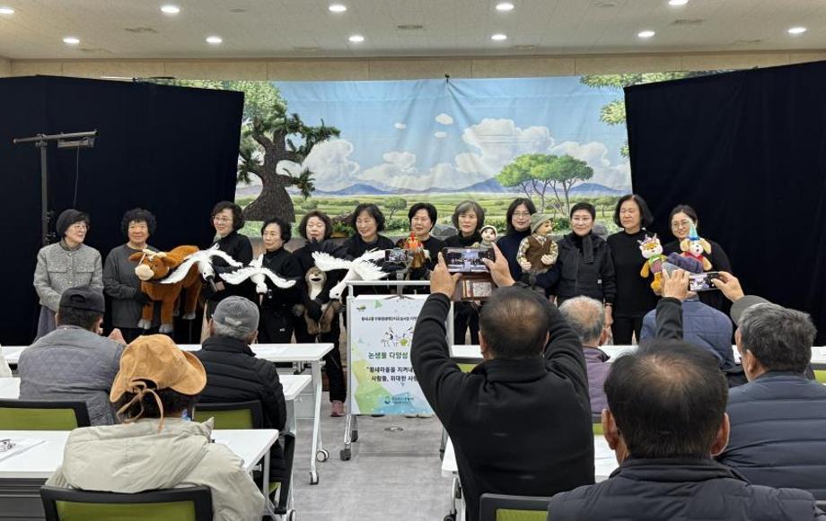 인형극 공연 후 인사하는 출연진 이미지