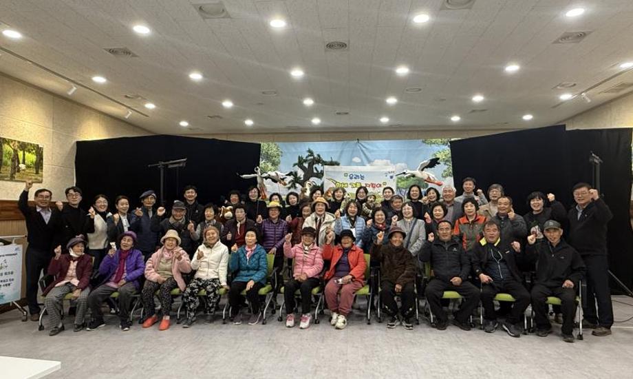 인형극 종료 후 마을 주민과 기념촬영 이미지