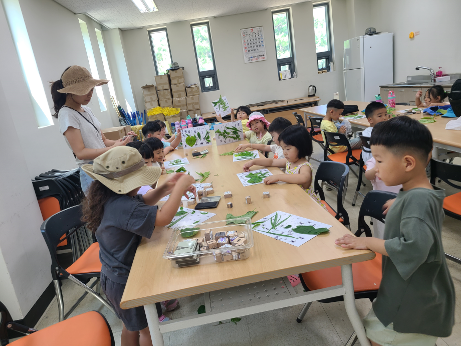 풀밭을 나들이 하는 개미 / 생태미술 이미지