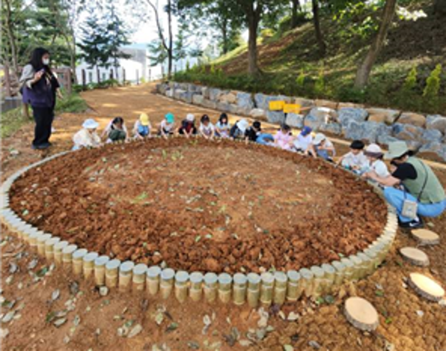 건강한 흙에서 사는 지렁이고무 이미지