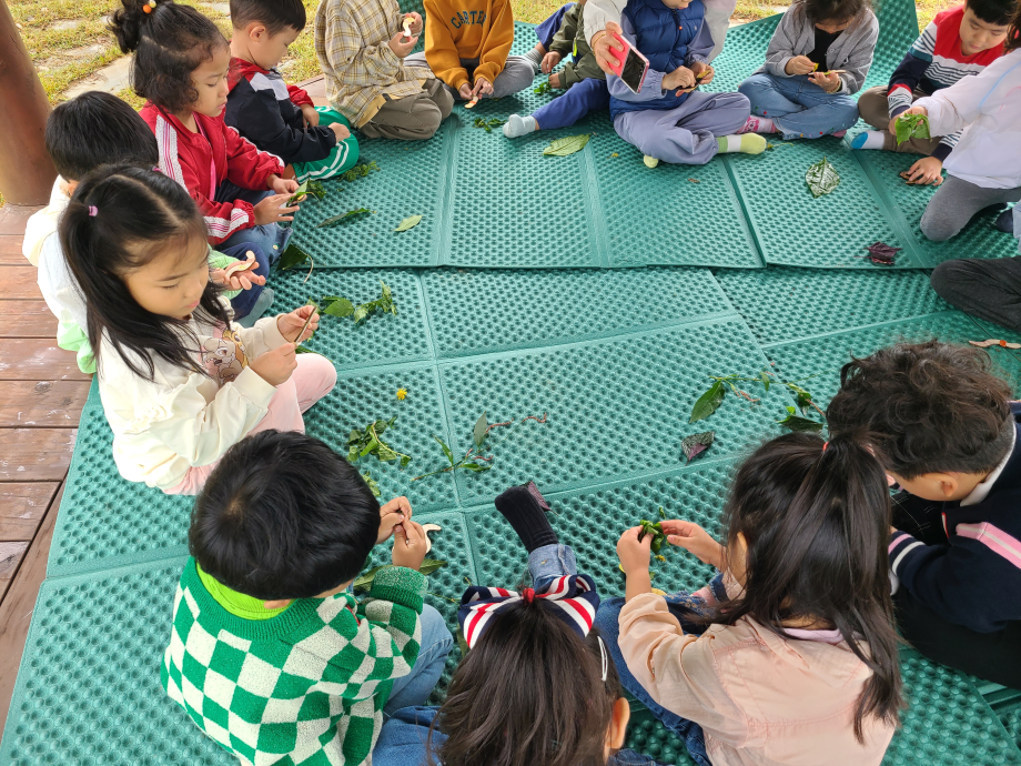 자연물로 지렁이 색칠 생태미술 활동 이미지
