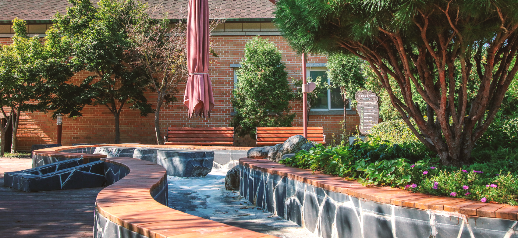 덕산온천 족욕장 이미지01