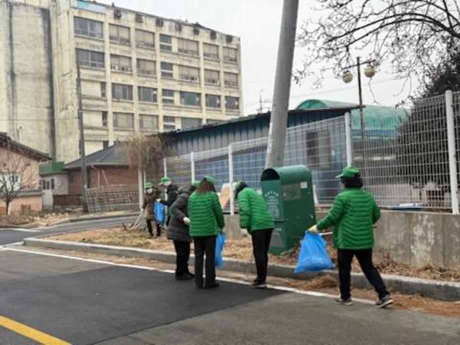 삽교읍 새마을 설맞이 환경정화활동 모습3 이미지