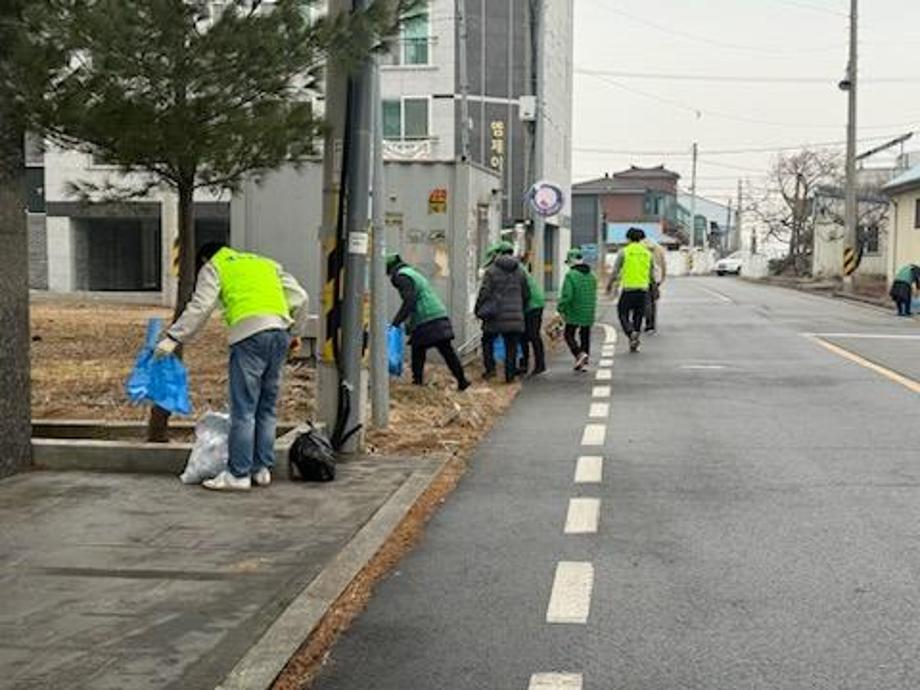 삽교읍 새마을 설맞이 환경정화활동 모습4 이미지