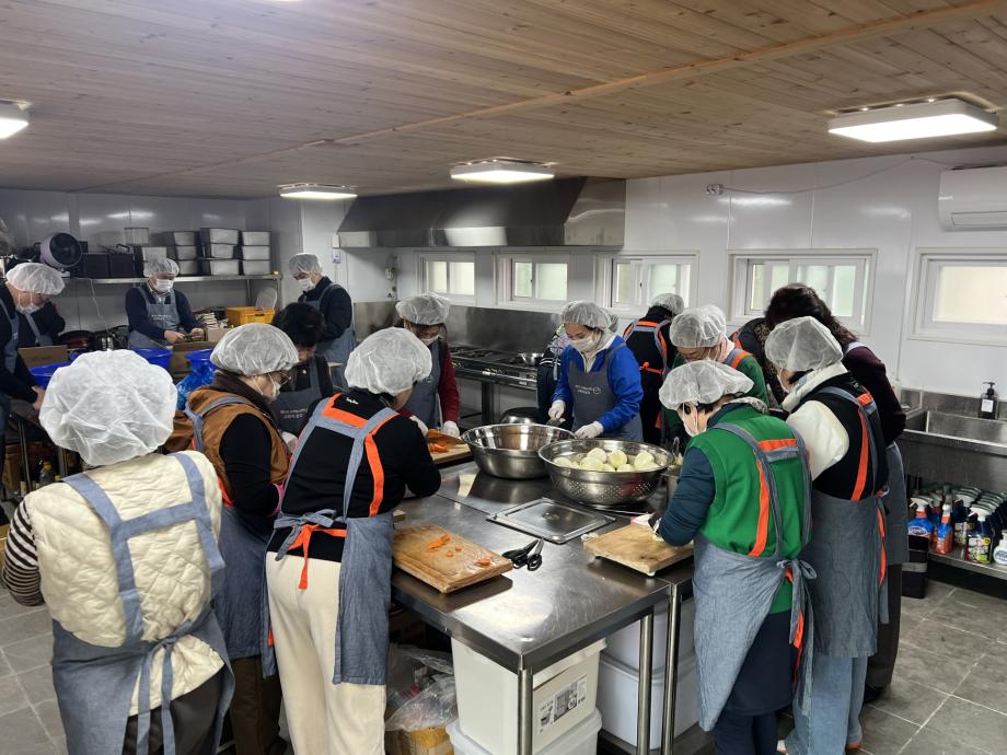 11.따뜻한 한 끼를 위해 음식을 조리하는 밥차 모습 이미지