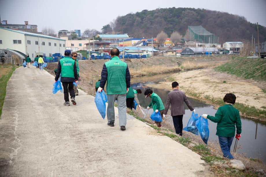 13.고덕면 새봄맞이 환경정화 활동 모습 (2) 이미지
