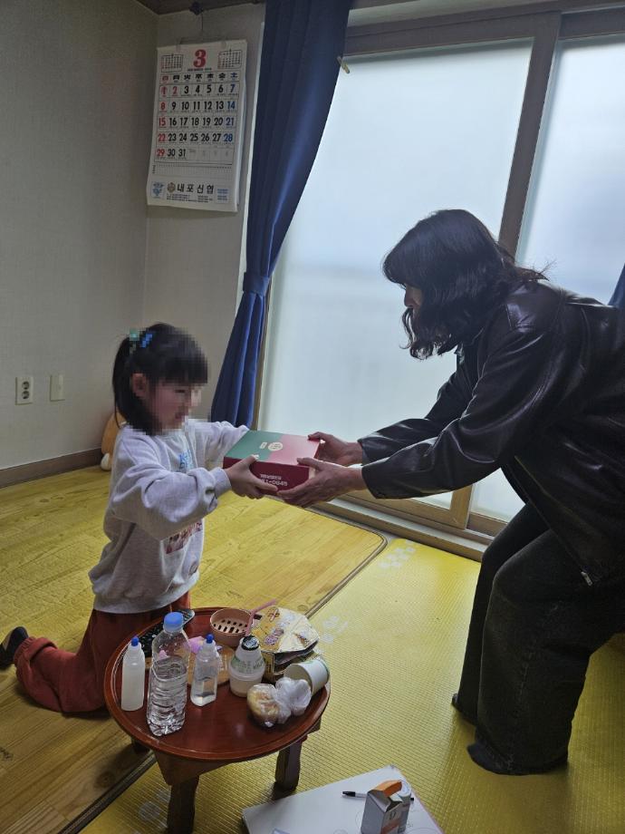 사과파이 전달 모습 (2) 이미지