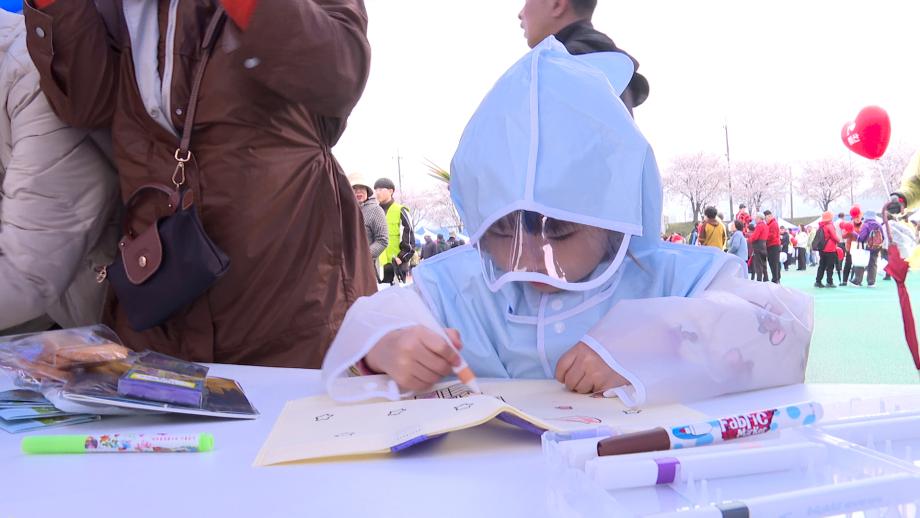 부스활동 참여하는 어린이 이미지