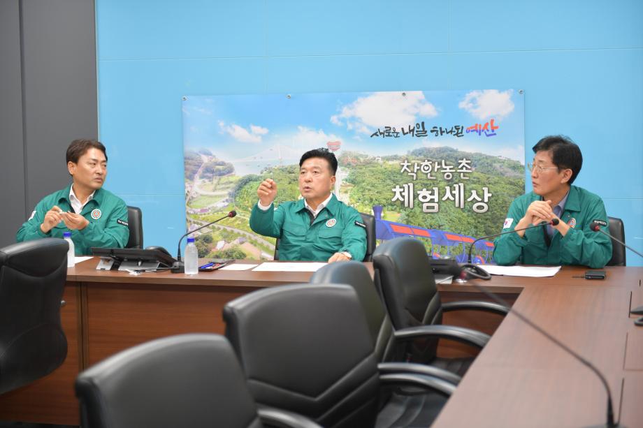 최재구 예산군수가 군청 재난안전상황실에서 집중호우 대응 긴급 대책회의를 주재하는 모습 (2) 이미지