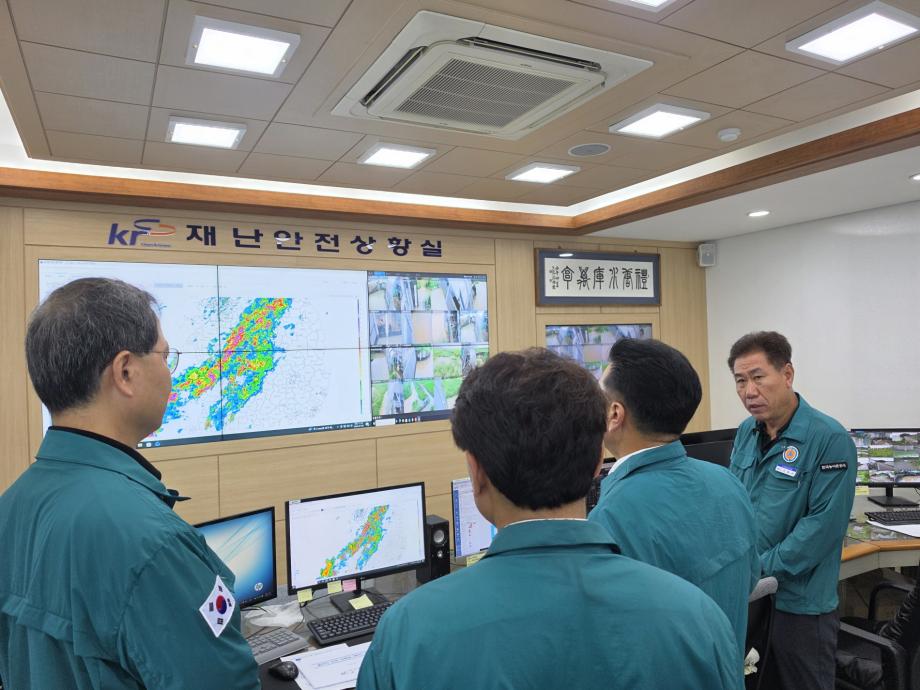 1.최재구 예산군수 한국농어촌공사 예산지사 호우 대응 현장 점검 (3) 이미지