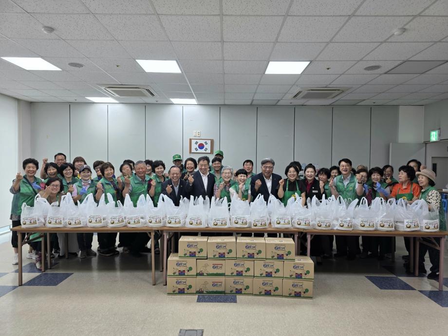 삽교읍 새마을지도자협의회 삼계탕 나눔 봉사 기념촬영 이미지