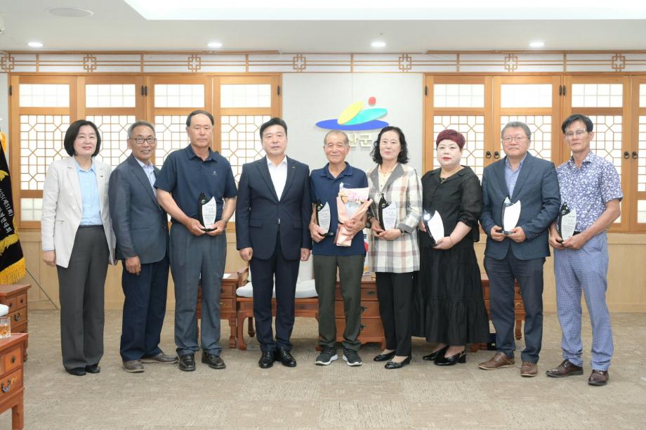 5.감사패 수여 기념촬영 (1) 이미지