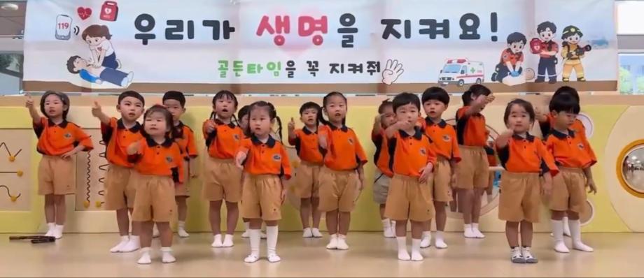6.예산군청직장어린이집 동요대회 참가 공연 모습 이미지