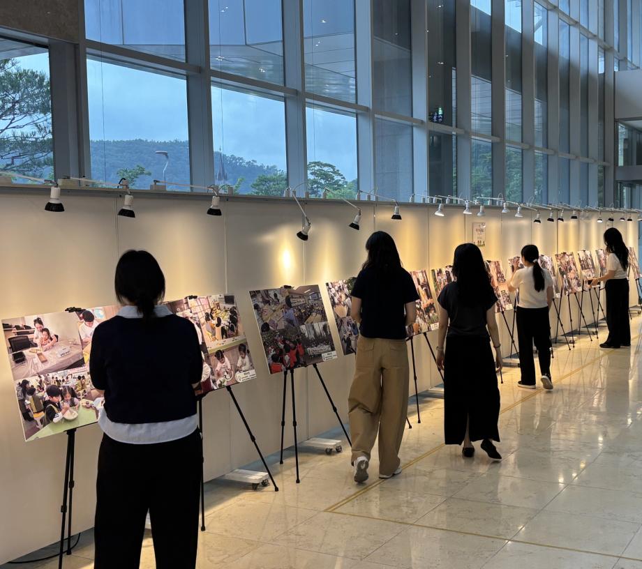 4.센터 개소 10주년 기념 사진전 모습 이미지