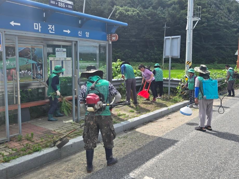 8.신양면 새마을협의회 버스정류장 제초작업 사진 (2) 이미지