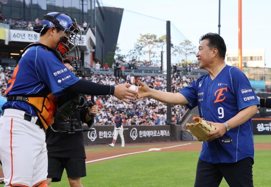 예가정성의 날 홍보 행사 및 최재구 군수 시구 모습 (6) 이미지
