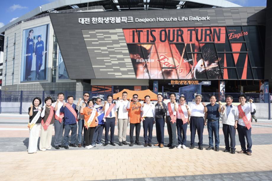 예가정성의 날 홍보 행사 및 최재구 군수 시구 모습 (5) 이미지
