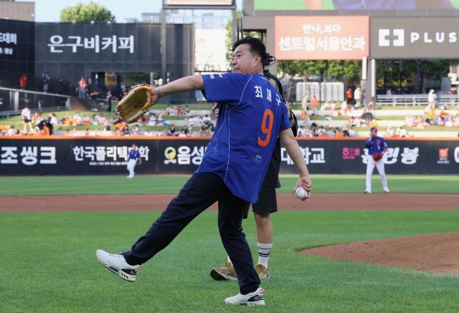예가정성의 날 홍보 행사 및 최재구 군수 시구 모습 (7) 이미지
