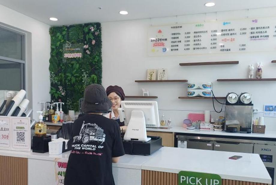 2.공동체사업단 ‘꼬마손 공방 카페’ 운영 모습 이미지