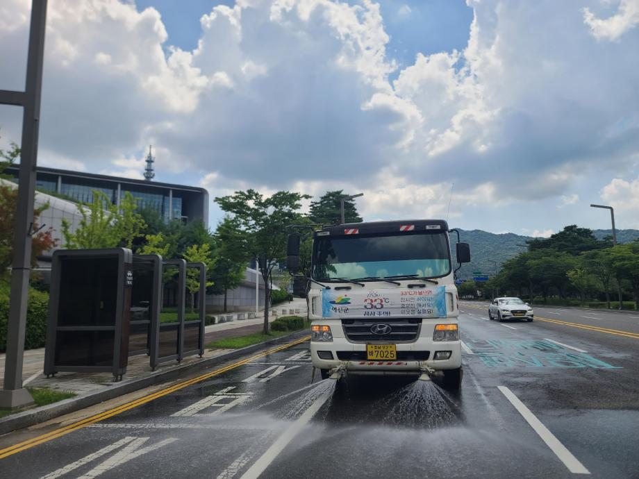 관내 도로 살수차 운행 모습 (3) 이미지