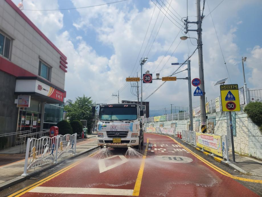 관내 도로 살수차 운행 모습 (5) 이미지