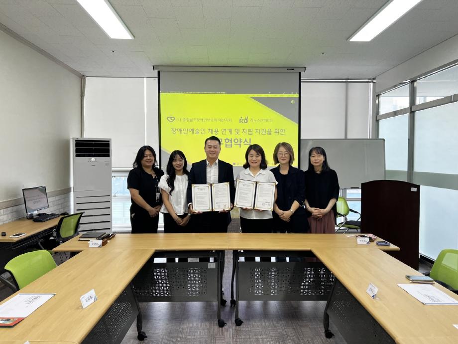 8.충청남도장애인부모회 예산지회와 리누스 업무협약 체결 기념촬영 이미지