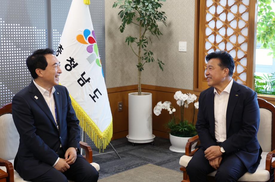 2.최재구 예산군수가 박수현 충남도지사와 면담하는 모습 (2) 이미지