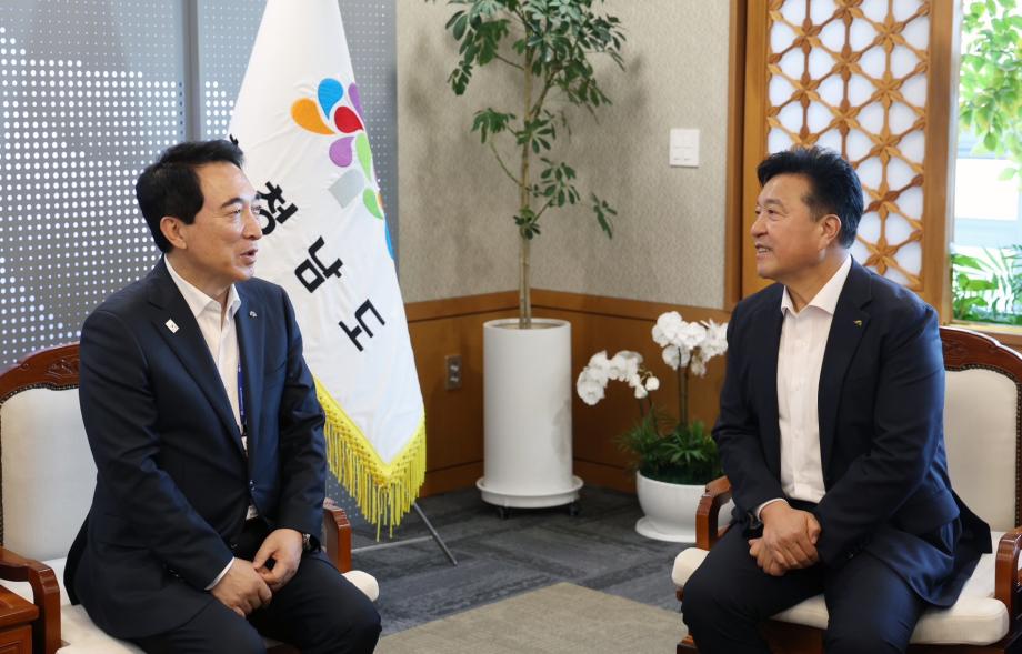 2.최재구 예산군수가 박수현 충남도지사와 면담하는 모습 (1) 이미지