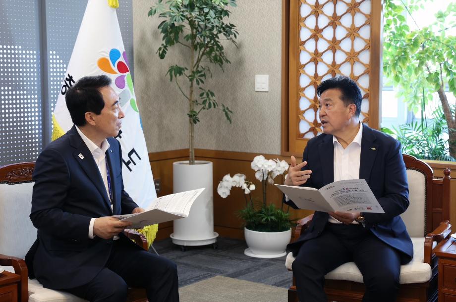 2.최재구 예산군수가 박수현 충남도지사와 면담하는 모습 (3) 이미지