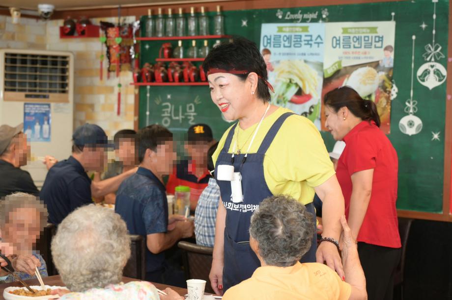 11.신암면 어르신 짜장면 나눔 행사 모습 (1) 이미지