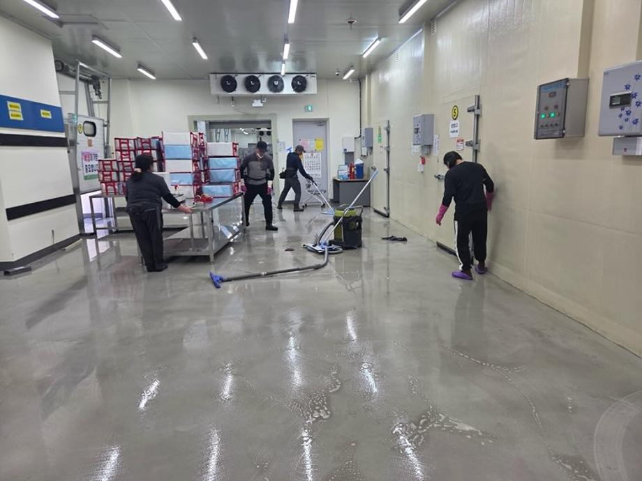8.학교급식 물류창고 대청소 및 시설 안전점검 모습(1) 이미지