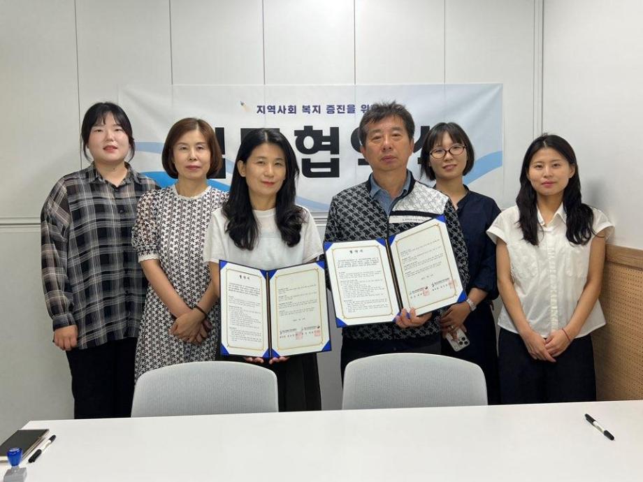 7.예산군장애인가족지원센터-예산군장애인체육회 협약 체결 기념촬영 이미지
