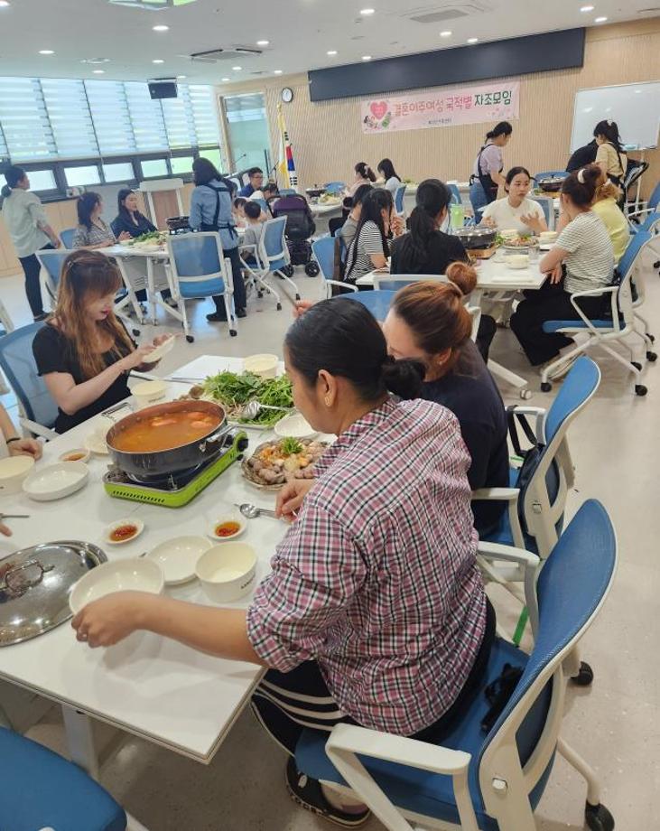 8.결혼이주여성들이 함께 베트남식 샤브샤브를 만들며 교류하는 모습 이미지