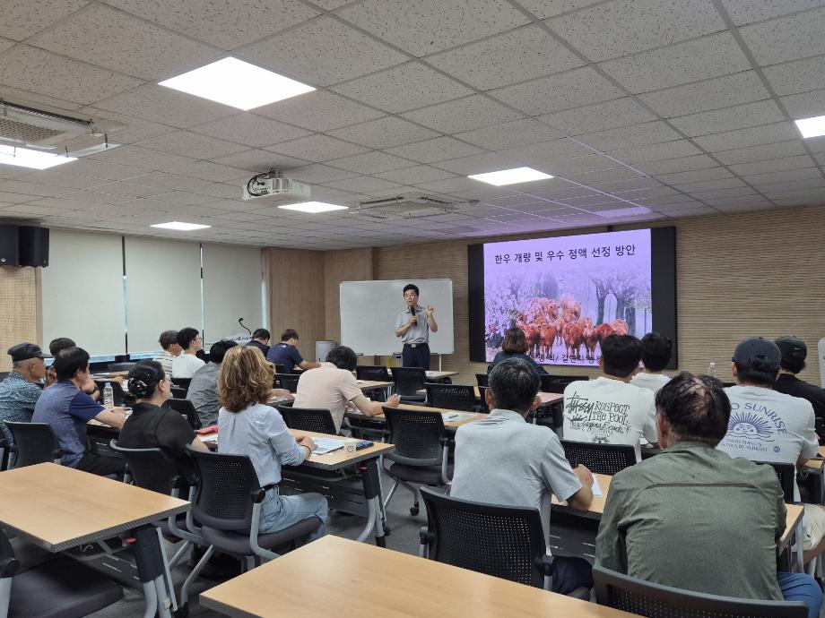 8.강사가 한우 개량 기술을 설명하는 모습 이미지