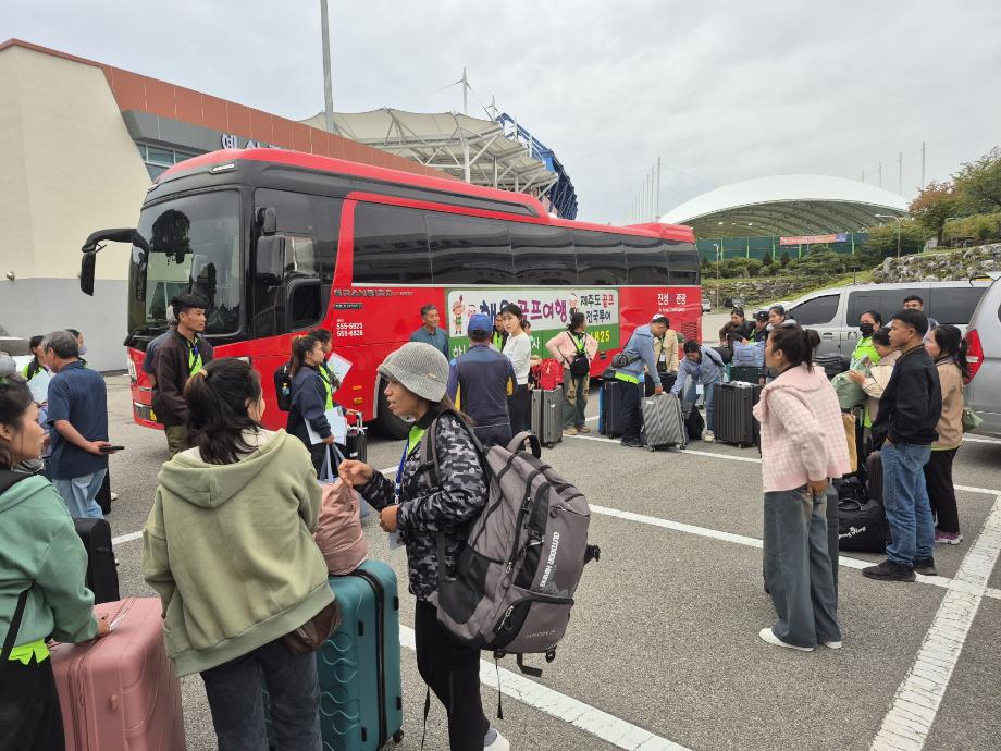 5.계절근로자 입국 모습 이미지