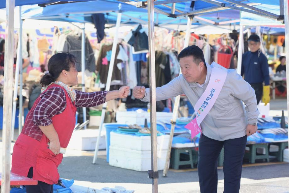 1.최재구 예산군수가 예산시장에서 물가안정 캠페인에 참여하는 모습 (3) 이미지
