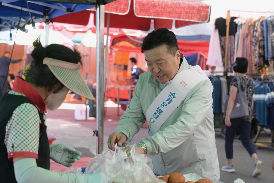 1.최재구 예산군수가 예산시장에서 물가안정 캠페인에 참여하는 모습 (2) 이미지