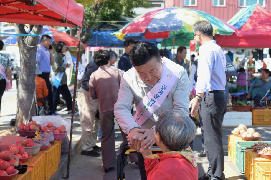 1.최재구 예산군수가 예산시장에서 물가안정 캠페인에 참여하는 모습 (1) 이미지