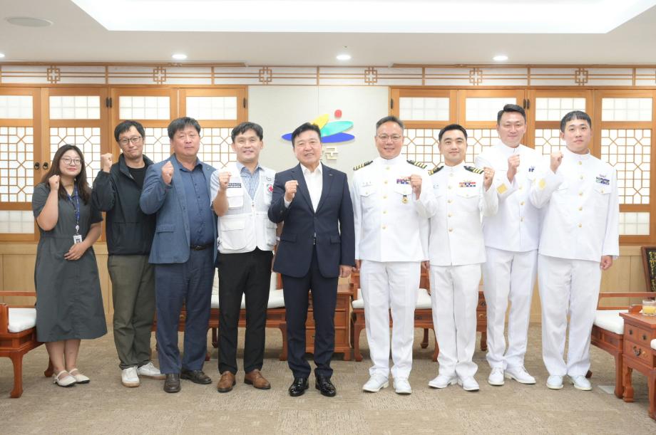 5.최재구 예산군수와 윤봉길함 부대원 친선교류 기념촬영 이미지