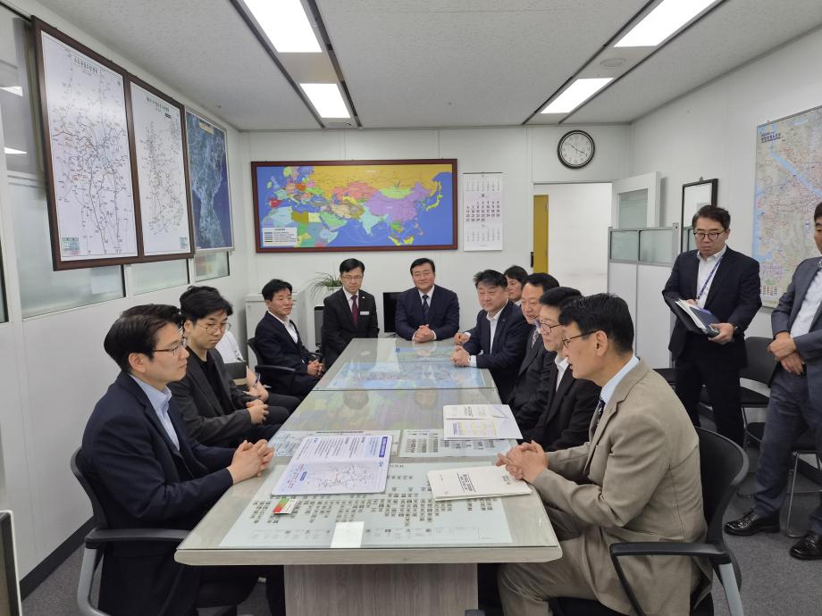 2.충청내륙철도 국가계획 반영 공동건의문 전달 사진 (1) 이미지
