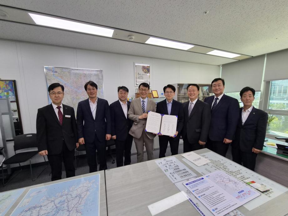 2.충청내륙철도 국가계획 반영 공동건의문 전달 사진 (2) 이미지