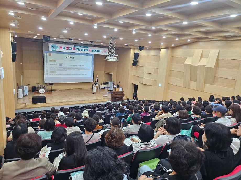 9.노인맞춤돌봄 생활지원사 대상 올바른 약물복용 교육 모습 이미지