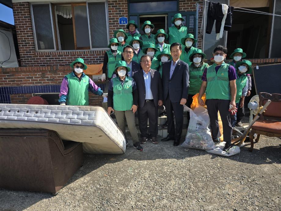 11.대술면 새마을남녀지도자협의회 클린농촌단 활동 및 취약계층 집 청소 활동 모습 (1) 이미지