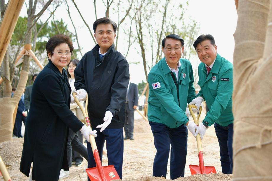 헌수 기부금 전달식 및 식재행사 이미지