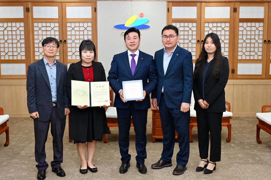 충남공공도서관 운영평가 우수도서관(삽교) 선정 기념촬영 이미지