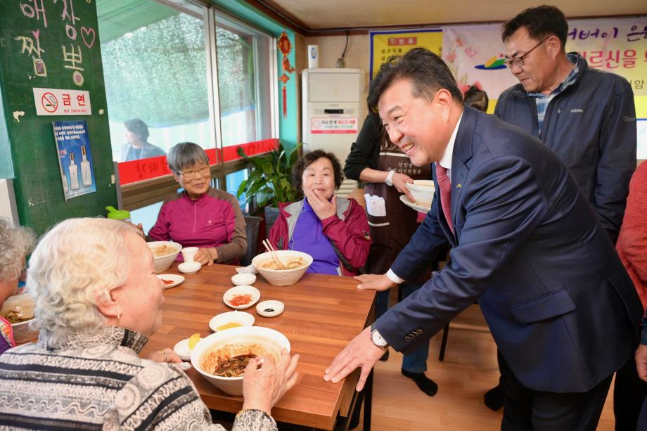 신암면 주민자치위원회 자장면 봉사 이미지