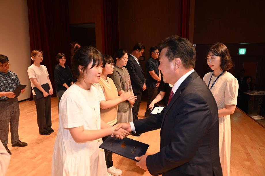 예산사랑장학생 장학금 수여 이미지