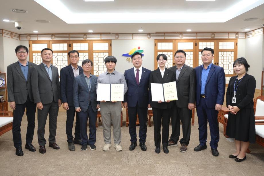 임기제 및 사서직 공무원 신규임용장 임용장 수여 이미지