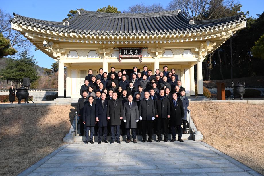 충의사 참배 이미지